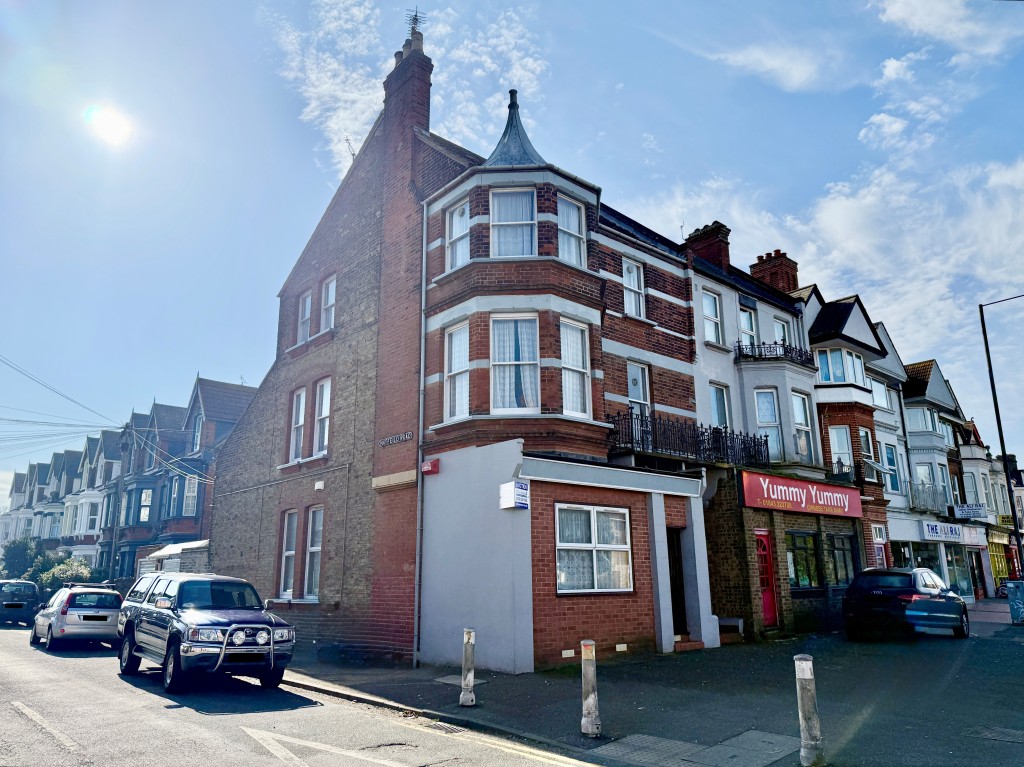 Lot: 100 - SUBSTANTIAL CORNER PROPERTY WITH POTENTIAL - Freehold block on corner